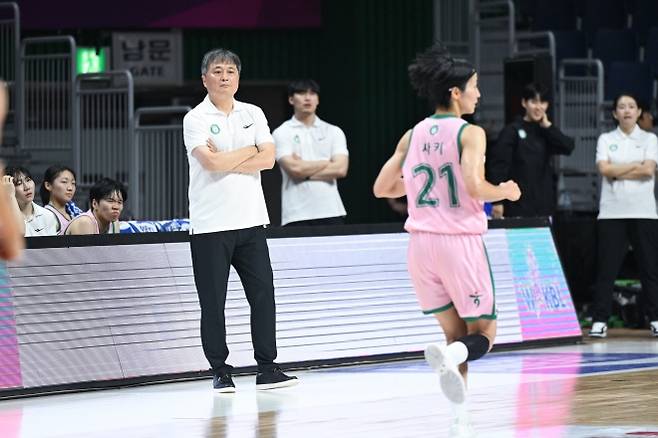 이상범 부천 하나은행 감독이 31일 부산 사직체육관에서 열린 2025 박신자컵 조별리그 B조 청주 KB전에서 이이지마 사키를 바라보고 있다. WKBL 제공