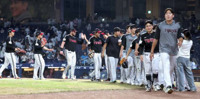 28일 경남 창원NC파크에서 열린 프로야구 2025 신한 SOL 뱅크 KBO리그 LG트윈스와 NC다이노스 경기. NC에 4대 3으로 승리한 LG 선수단이 그라운드에서 하이파이브하며 퇴장하고 있다. 2025.8.28. 연합뉴스