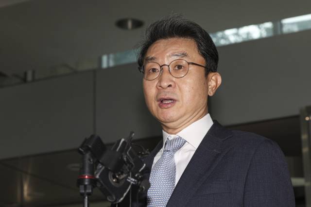 이억원 금융위원장 후보자가 지난 14일 오전 서울 중구 예금보험공사에 마련된 인사청문회 준비 사무실로 출근하며 지명 소감을 밝히고 있다. 성형주 기자
