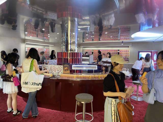 외국인 관광객들이 서울 성수동 '라카' 플래그십 스토어 매장에서 제품을 구경하고 있다. 김남명 기자