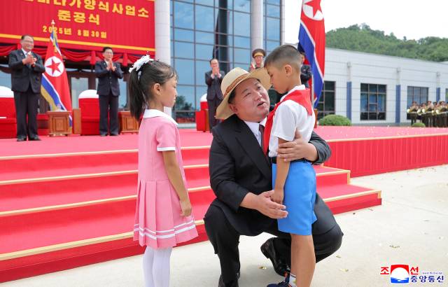 김정은(앞줄 가운데) 북한 국무위원장이 30일 함경남도 낙원군에 세워진 대규모 바다 양식기지인 낙원군바다가양식사업소 준공식에 참석했다고 조선중앙통신이 31일 보도했다. 연합뉴스