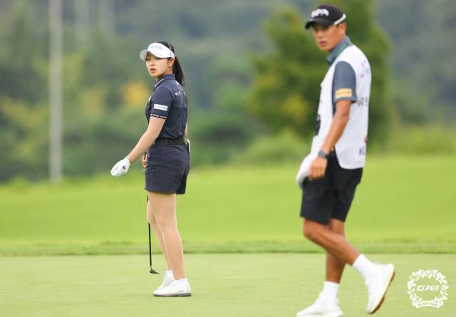 그린을 파악하고 있는 유현조. 사진 제공=KLPGA