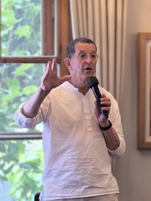 영국 출신의 세계적인 조각가 앤터니 곰리가 29일 서울 중구 주한영국대사관저에서 기자간담회를 하고 있다. 김경미 기자