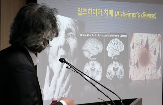 기초과학연구원 관계자가 2020년 11월 과학기술정보통신부에서 과산화수소에 의한 산화스트레스가 치매 발병 원인임을 밝히며 알츠하이머병 치매를 설명하고 있다. ⓒ연합뉴스