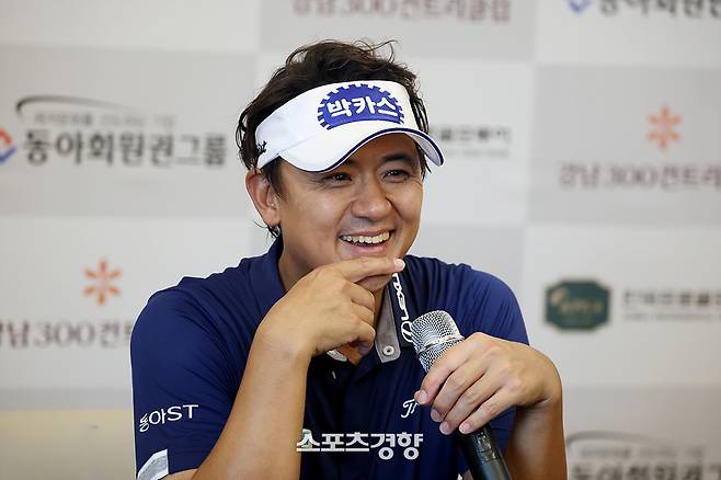 박상현이 31일 경기도 광주 강남300CC에서 열린 KPGA 투어 동아회원권그룹 오픈 최종라운드에서 우승한 뒤 공식인터뷰에서 특유의 입담을 과시하며 유쾌하게 우승소감을 풀어내고 있다. ｜KPGA 제공
