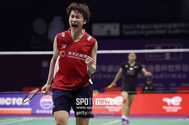 ▲ 올 시즌 안세영과 맞대결에서 밀렸던 천위페이. 그러나 세계선수권대회에서 다시 만난 안세영에게 설욕하며 대회 우승 가능성까지 크게 높였다. 경기 도중 발목을 접지르는 부상에도 안세영의 수비를 뚫어낸 투혼에 박수가 더해졌다.