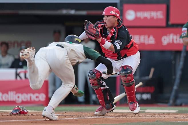 ▲ KT는 공이 오기 전 포수 한준수가 이미 주로를 막고 있었다고 주장한다 ⓒKIA타이거즈