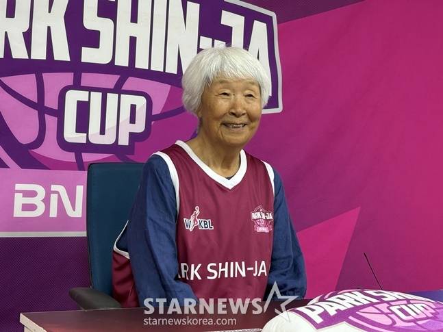 박신자 여사가 30일 부산 사직실내체육관에서 취재진과 인터뷰를 하고 있다. /사진=양정웅 기자