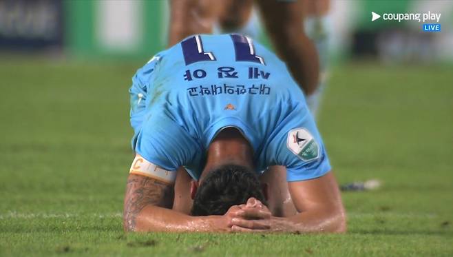 대구FC 외국인 주장 세징야가 30일 대구 iM뱅크PARK에서 열린 수원FC전 3-1 승리 직후 그라운드에 무릎 꿇고 엎드린 채 승리 세리머니를 하고 있다. 이날 대구는 지난 5월 이후 119일 만이자 17경기 만에 승리를 거뒀다. /사진=중계화면 캡처
