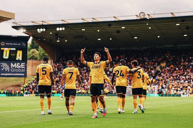 울버햄튼 원더러스 공격수 황희찬(가운데)이 30일(한국시간) 영국 울버햄튼의 몰리뉴 스타디움에서 열린 2025~2026시즌 EPL 3라운드 에버턴과 경기에서 득점 후 두 손을 하늘로 치켜세우고 있다. /사진=울버햄튼 원더러스 공식 사회관계망서비스(SNS)