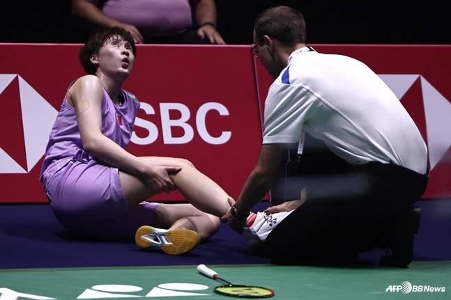 천위페이(왼쪽)가  30일(한국시간) 프랑스 파리 아디다스 아레나에서 열린 2025 세계개인배드민턴선수권대회 여자단식 준결승 안세영과 경기 도중 발목에 통증을 느끼고 치료를 받고 있다. /AFPBBNews=뉴스1
