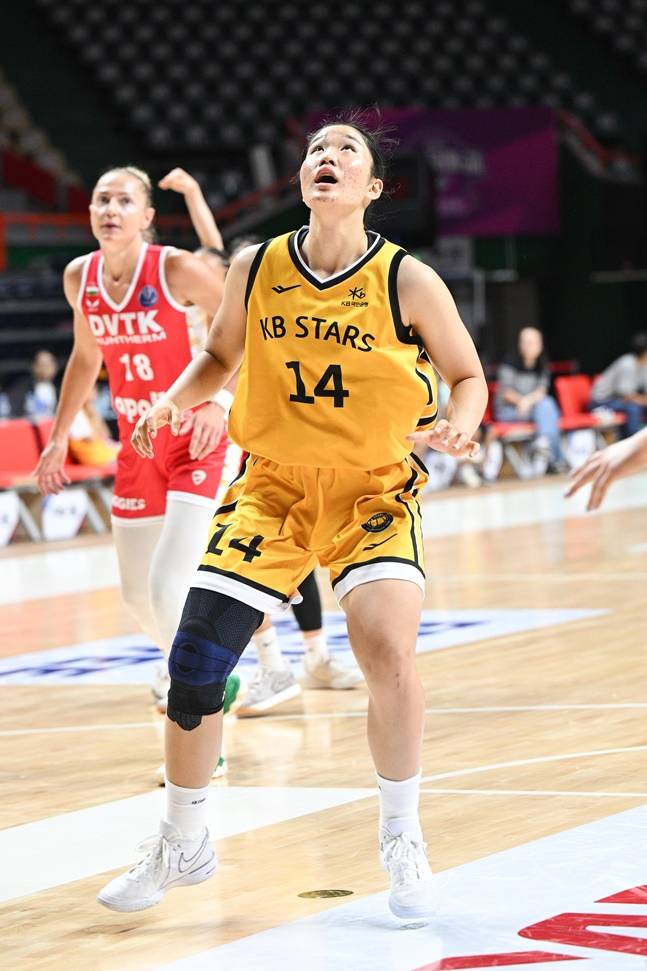 KB스타즈 송윤하가 30일 헝가리 DVTK와 경기에 나서고 있다. /사진=WKBL 제공