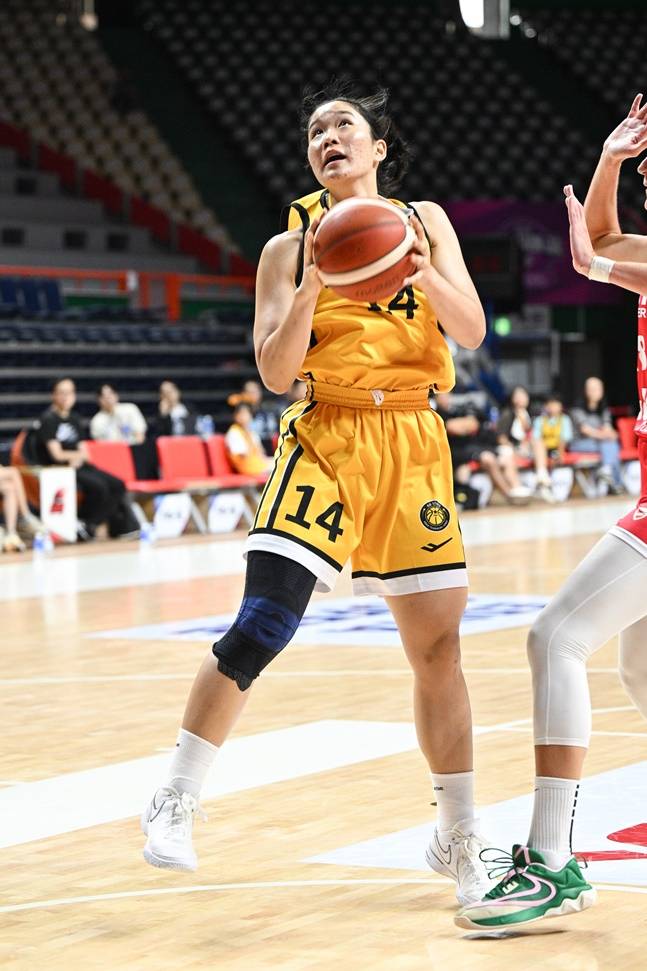 KB스타즈 송윤하가 30일 헝가리 DVTK와 경기에 나서고 있다. /사진=WKBL 제공