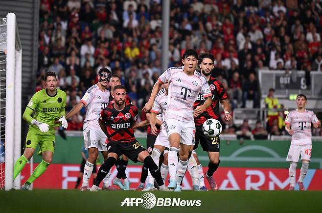 지난 28일 독일축구협회(DFB) 포칼 1라운드 베헨 비스바덴전에 출전한 바이에른 뮌헨 김민재. 비스바덴은 독일 3부 팀이다. /AFPBBNews=뉴스1