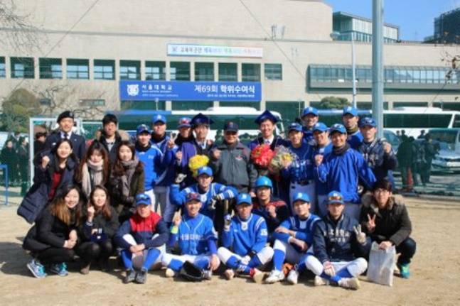 故 이광환 감독의 생전 서울대 야구부 제자들과 함께한 단체사진. /사진=전다솜 씨 제공