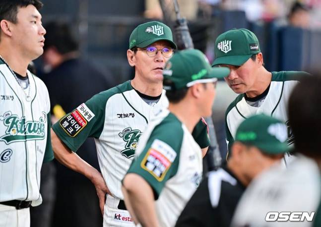이강철 감독(왼쪽에서 2번쨰)이 30일 경기 도중 유준규의 아웃 상황에 대해 어필하고 있다.