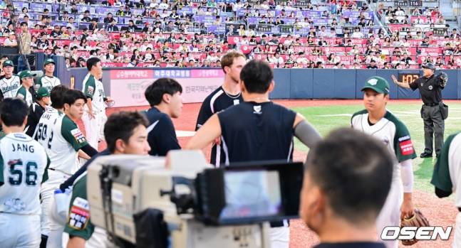 KT 선수단이 항의하고 있다.