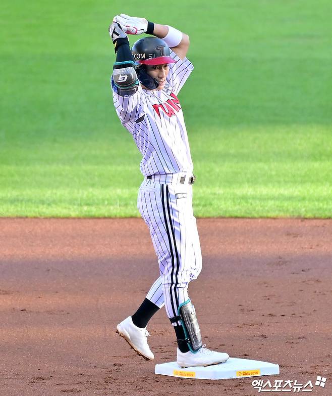 LG 트윈스 내야수 신민재가 30일 서울 잠실야구장에서 열린 2025 신한 SOL Bank KBO리그 키움 히어로즈와의 팀 간 14차전에서 4타수 2안타 2득점을 기록, 팀 승리를 이끌었다. 사진 김한준 기자