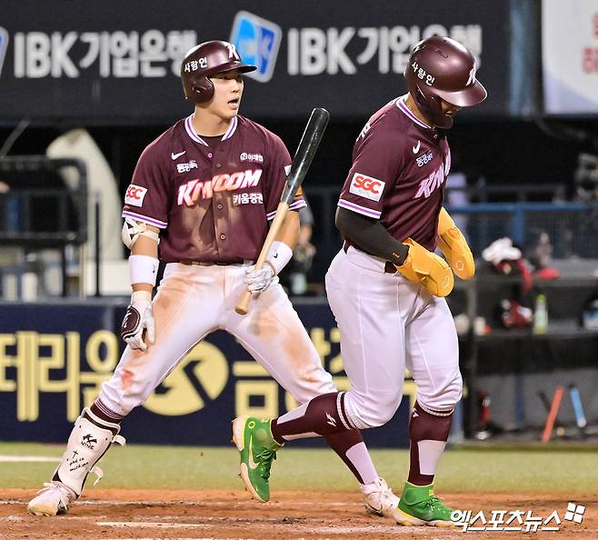 키움 히어로즈 이주형(왼쪽)이 지난 30일 잠실 LG 트윈스전에서 9회초 몸에 맞는 공 판정 후 아쉬워 하는 모습. 사진 엑스포츠뉴스 DB