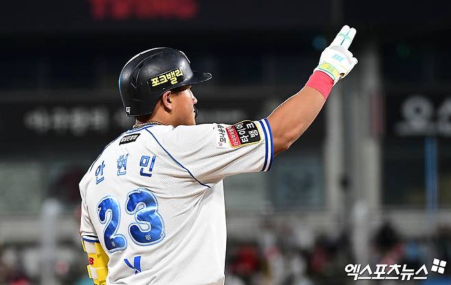 12일 오후 수원케이티위즈파크에서 열린 '2025 신한 SOL Bank KBO리그' LG 트윈스와 KT 위즈의 경기, 7회말 2사 KT 안현민이 3루타를 때려낸 뒤 세리머니를 하고 있다. 엑스포츠뉴스 DB