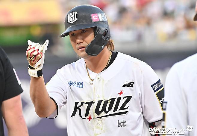 9일 오후 수원KT위즈파크에서 열린 '2024 신한 SOL Bank KBO 포스트시즌' LG 트윈스와 KT 위즈의 준플레이오프 4차전 경기, 9회말 1사 KT 김상수가 중전안타를 날린 후 세리머니를 하고 있다. 엑스포츠뉴스 DB