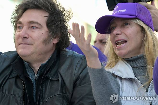 밀레이 아르헨티나 대통령과 여동생 카리나 비서실장 [AFP 연합뉴스 자료사진. 재판매 및 DB 금지]