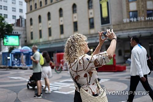 "올해 외국인 관광객 2천만명 넘을 듯…국내소비증가율 2.5%p↑"      (서울=연합뉴스) 윤동진 기자 = 올해 외국인 관광객이 2천만명을 웃돌면서, 국내 소비가 약 29조원 증가할 것이라는 관측이 나왔다.
    현대경제연구원은 26일 '외국인 관광객 2천만 시대-외국인 관광객 유입의 국내 소비 활성화 효과와 시사점' 보고서에서 이같이 밝혔다. 사진은 이날 서울 명동거리 모습. 2025.6.26 mon@yna.co.kr