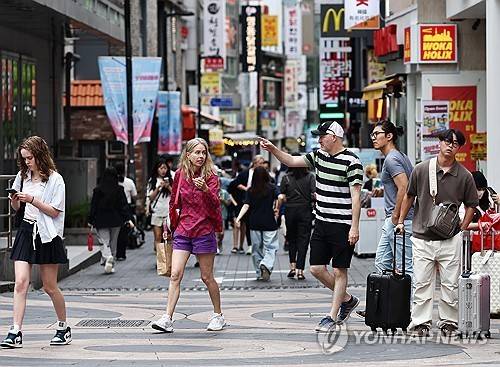 서울 명동 거리  (서울=연합뉴스) 윤동진 기자 = 올해 외국인 관광객이 2천만명을 웃돌면서, 국내 소비가 약 29조원 증가할 것이라는 관측이 나왔다. 사진은 명동거리 모습. 2026.6.26 mon@yna.co.kr