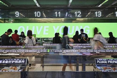 글로벌 특화 매장인 '올리브영 명동 타운'에서 외국인 관광객들이 계산대로 향하는 모습. 2025.7.22 [CJ올리브영 제공. 재판매 및 DB 금지]
