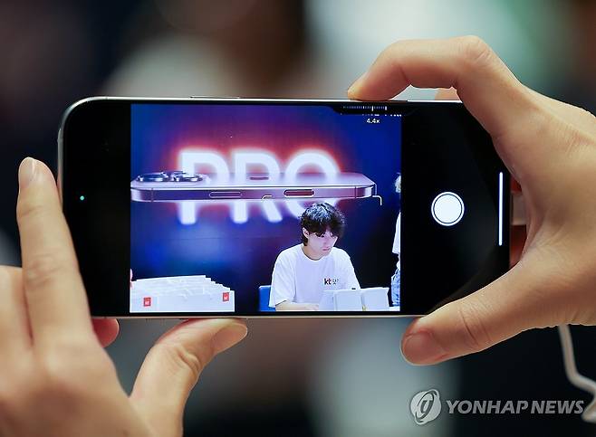 '카메라 조작을 더 쉽게' (서울=연합뉴스) 김도훈 기자 = 애플 아이폰 16 시리즈 및 애플 워치 국내 공식 출시일인 20일 오전 KT의 출시 행사가 열린 서울 강남구 안다즈 서울 강남호텔에서 관계자가 카메라 컨트롤 버튼을 시연하고 있다.
    애플의 인공지능(AI) 기술인 애플 인텔리전스는 추후 업데이트를 통해 지원될 예정이며 한국어는 내년 중 지원될 것으로 전망된다. 2024.9.20 superdoo82@yna.co.kr