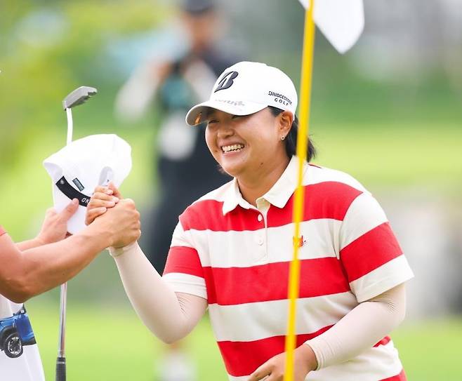처음 우승한 신다인 신다인이 31일 경기도 용인 써닝포인트 컨트리클럽(파72·6천826야드)에서 열린 한국여자프로골프(KLPGA) 투어 KG 레이디스 오픈(총상금 10억원)에서 2차 연장 끝에 우승한 뒤 기뻐하고 있다. [KLPGA 투어 제공. 재배포 및 DB 금지]