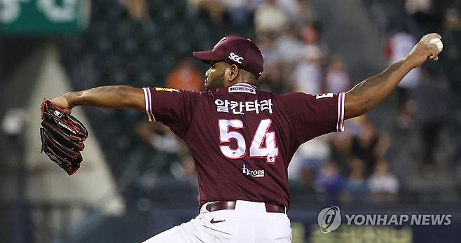 승리 향해 역투하는 키움 알칸타라 (서울=연합뉴스) 김인철 기자 = 31일 서울 잠실야구장에서 열린 2025 프로야구 KBO리그 키움 히어로즈와 LG 트윈스의 경기. 4회말 키움 선발 투수 알칸타라가 역투하고 있다. 2025.8.31 yatoya@yna.co.kr