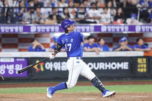 강민호의 역전 결승 투런포 (서울=연합뉴스) 삼성 강민호가 31일 대전 한화생명볼파크에서 열린 프로야구 한화와 방문 경기, 3회초 1사 1루에서 역전 결승 투런포를 쏘고 있다. [삼성 라이온즈 제공. 재판매 및 DB금지]