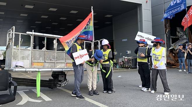29일 600일간의 고공농성을 끝내고 땅을 밟은 박정혜 수석부지회장이 부축을 받으며 고개 숙여 인사하고 있다. 2025.8.29 /유혜연기자 pi@kyeongin.com