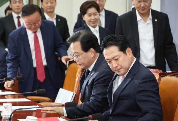국민의힘 장동혁 대표와 송언석 원내대표가 1일 서울 여의도 국회에서 열린 최고위원회의에 참석해 있다. 2025.9.1 /연합뉴스