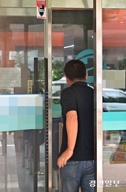 시간선택제 임기제 공무원이 출산을 앞두고 해당 구청으로부터 계약 연장을 할 수 없다는 통보를 받아 모성권 침해 논란이 일고 있는 가운데 1일 인천시 미추홀구 관내 보건소에 한 시민이 들어 가고 있다. 2025.9.1 /조재현기자 jhc@kyeongin.com