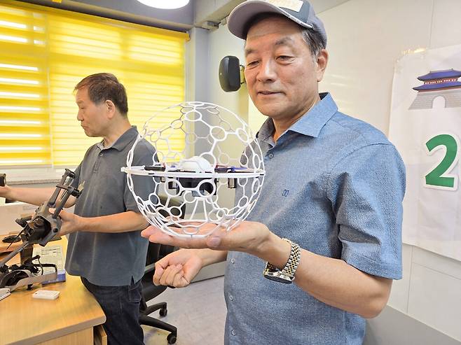 ▲&nbsp;명인중 '2025 청개구리 스펙-교실' 수업 &nbsp;중 마을강사 선생님이 축구공 모양의 드론을 시연하고 있다./고륜형 기자 krh0830@incheonilbo.com&nbsp;