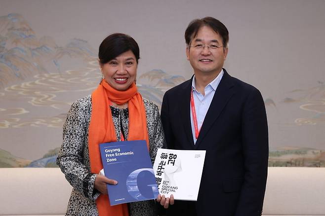 이동환고양시장이 UCLG ASPAC 유치제안을 위해 사무총장과 면담 후 기념촬영을 하고 있다. 사진=고양시청