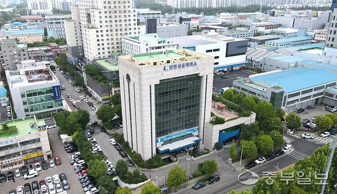 1일 인천시 남동구 논현동 인천상공회의소 회관 전경. 1992년 준공된 이 건물은 노후화로 직원과 회원들의 불편이 이어지면서 송도 6·8공구 개발사업과 맞물려 이전 여부가 다시 논의되고 있다. 인천상의는 현재 개발 시행사인 블루코어PFV와 협의를 모색하며 송도 이전 가능성을 타진하고 있다.정선식기자