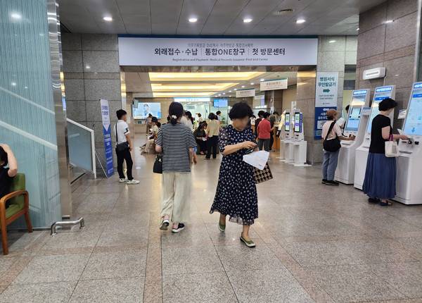 1일 오전 인하대병원을 떠났던 전공의들이 복귀한 가운데 환자들이 진료를 기다리고 있다.