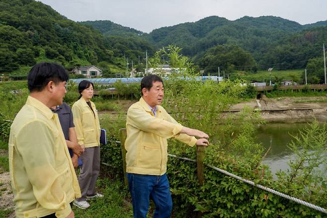 이재영 군수가 8월 31일 직원들과 함께 율리 삼기저수지를 찾아 가뭄 대비 저수 현황과 관리 실태를 점검했다. (증평군 제공)