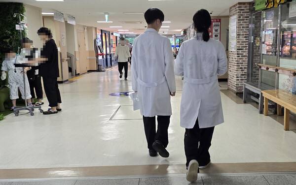 의대 정원에 반발해 병원을 떠났던 사직 전공의 상당수가 업무 현장에 복귀한 1일 광주시내 한 대형병원에서 의료진들이 이동하고 있다. 김양배 기자