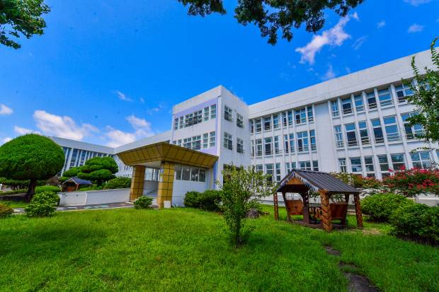 옛 제주대학 농과대학 수산학부 건물(현 서귀중앙여자중학교). 남쪽은 수직적 요소가 잘 반영됐다. 건물 내부로 빛을 많이 받을 수 있도록 세로로 길쭉한 창을 많이 냈다.