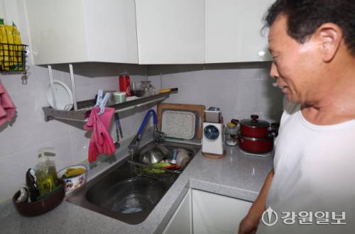 강릉시가 가뭄으로 생활용수 제한급수가 실시되는 등 어려움이 커지자 행안부는 지난 30일 오후 7시를 기점으로 강릉 지역에 재난사태를 선포한 가운데 31일 강릉시 강남동의 한 아파트에서 수도 계량기 75%를 잠그는 제한 급수를 본격적으로 시행하며 주민들이 불편을 겪고 있다. 강릉은 상수원인 오봉저수지의 저수율이 이날 기준 14.9%로 뚝 떨어지며 역대 최저치를 기록했다. 강릉=권태명기자