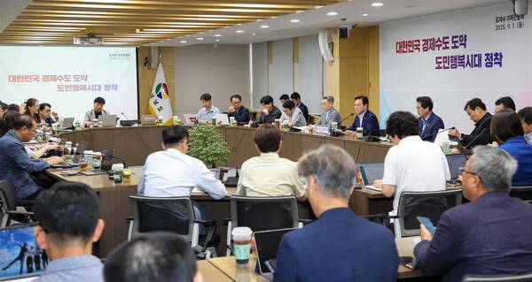 박완수 경남도지사가 1일 도청 도정회의실에서 열린 기자 간담회에서 발언하고 있다. /경남도