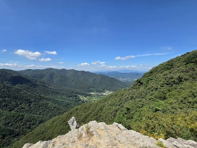 오봉산 마당바위에서 서쪽으로 본 전경.