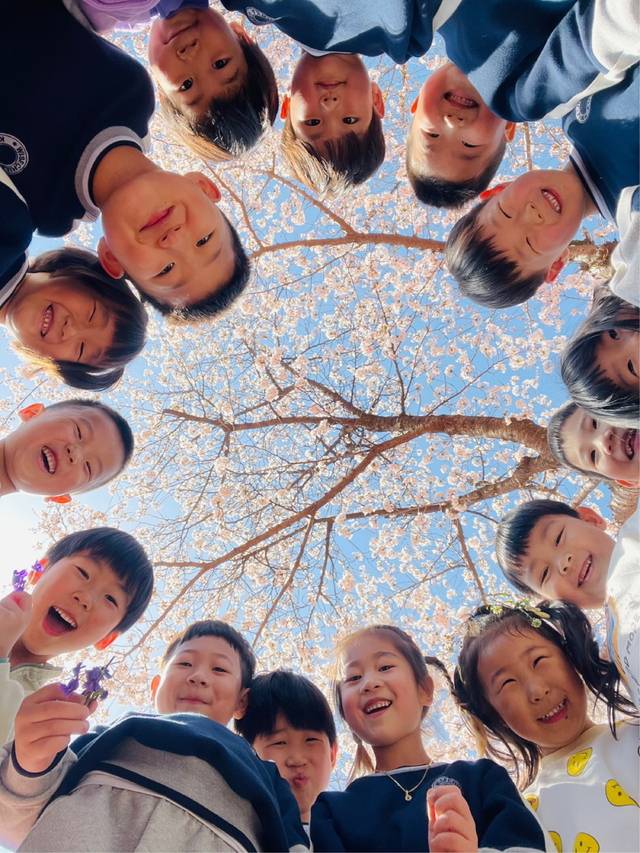 2025년 청도군 '찰칵 온가족 사랑 사진 공모전' 장려상 수상작인 김기득씨의 '꽃보다 아이 미래가 활짝'. 청도군 제공