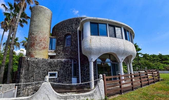 소라의 성 건물 서남쪽에서 바라본 건물 전경. 남쪽으로 건물 남쪽 발코니(로지아, loggia)가 눈에 띈다. 이 발코니를 지지하는 4개 기둥에는 제주 바다에서 나는 '몽돌(자갈)'을 박아 포인트를 줬다.