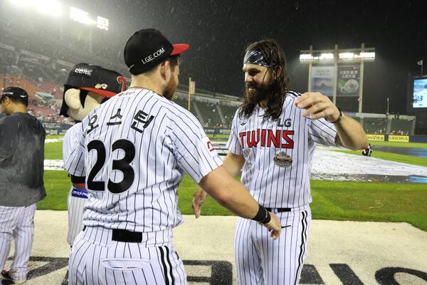 2024년 케이시 켈리 고별전에서 오스틴과 포옹하는 켈리. (사진=LG 트윈스)