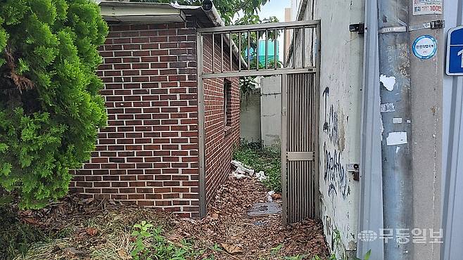 뒷마당으로 향하는 출입문 자체가 떨어져 나간 상태라 누구든 쉽게 드나들 수 있었다.